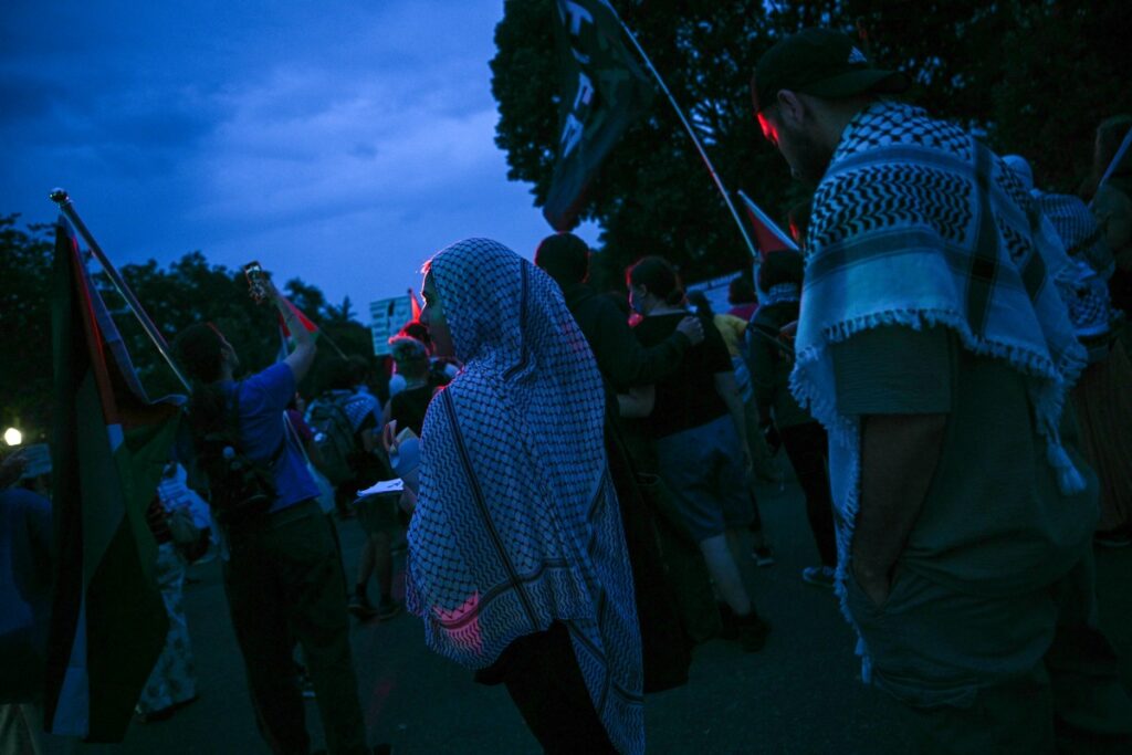 Protesters attend a demonstration against the visit to the US of Israel Prime Minister Benjamin Netanyahu at Lafayette Square in Washington, DC, on September 29, 2025.  (Photo by Brendan SMIALOWSKI / AFP)