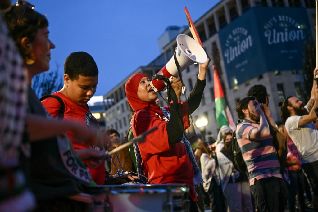 Protesters shout slogans against the visit to the US of Israel Prime Minister Benjamin Netanyahu at Lafayette Square in Washington, DC, on September 29, 2025.  (Photo by Brendan SMIALOWSKI / AFP)