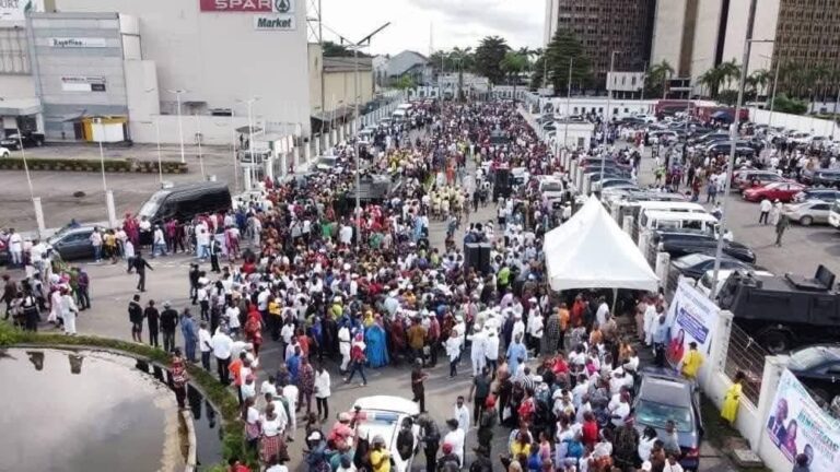 Thousands Gather At Rivers Govt House For Fubara’s Return