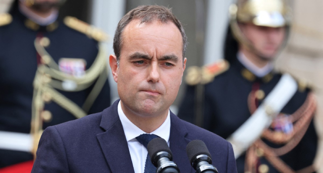 France’s Prime Minister in Final Push to Save Government Amid Political Deadlock